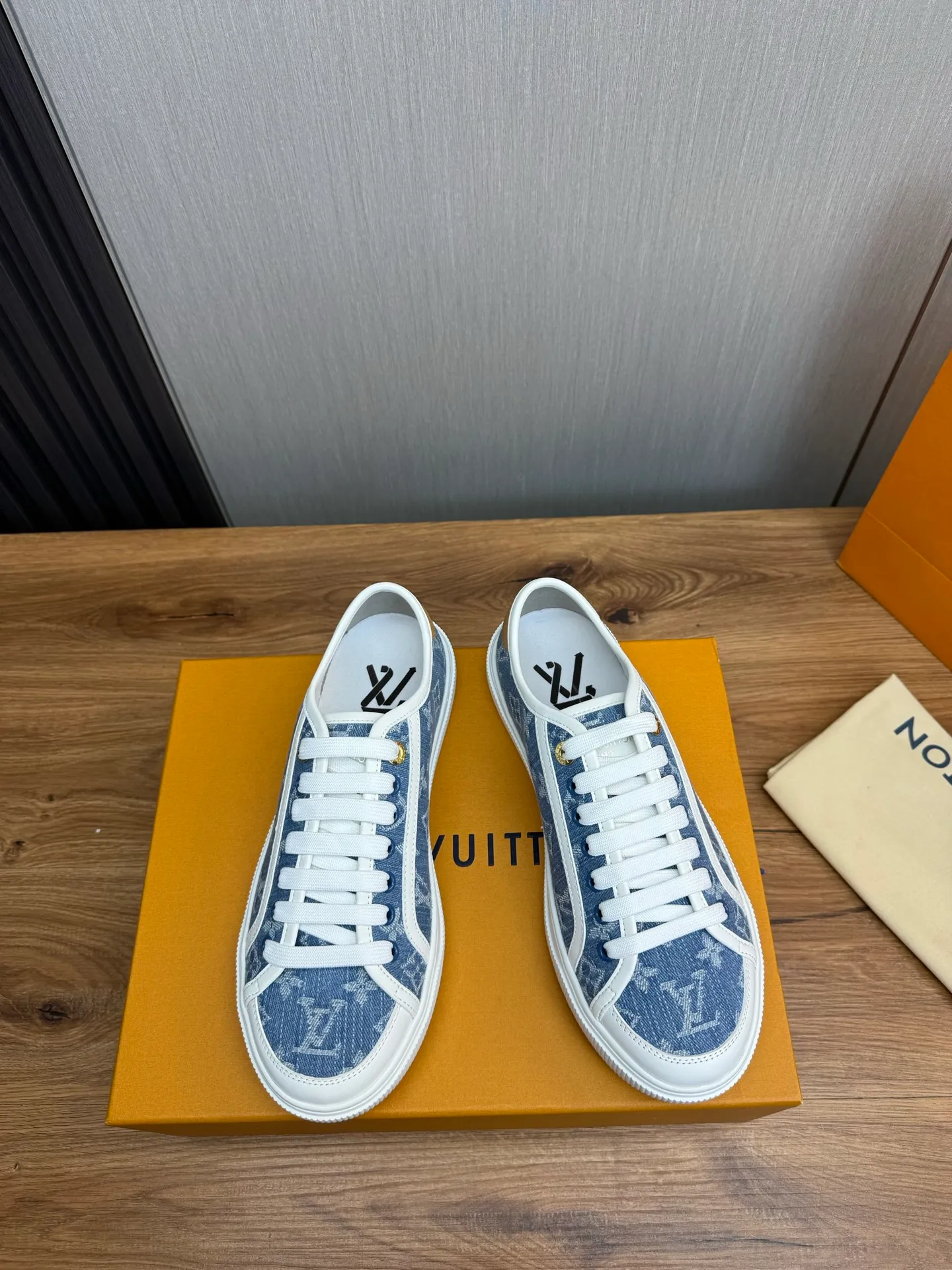 Men's shoes 💰600💰 LV. Hot sale at the counter 🔥Couple canvas shoes 👩‍❤️‍👨 Official website synchronization, original brand printed fabric + original original sole, 36-45 (40 for women, 38.45 for men, custom-made, non-refundable)